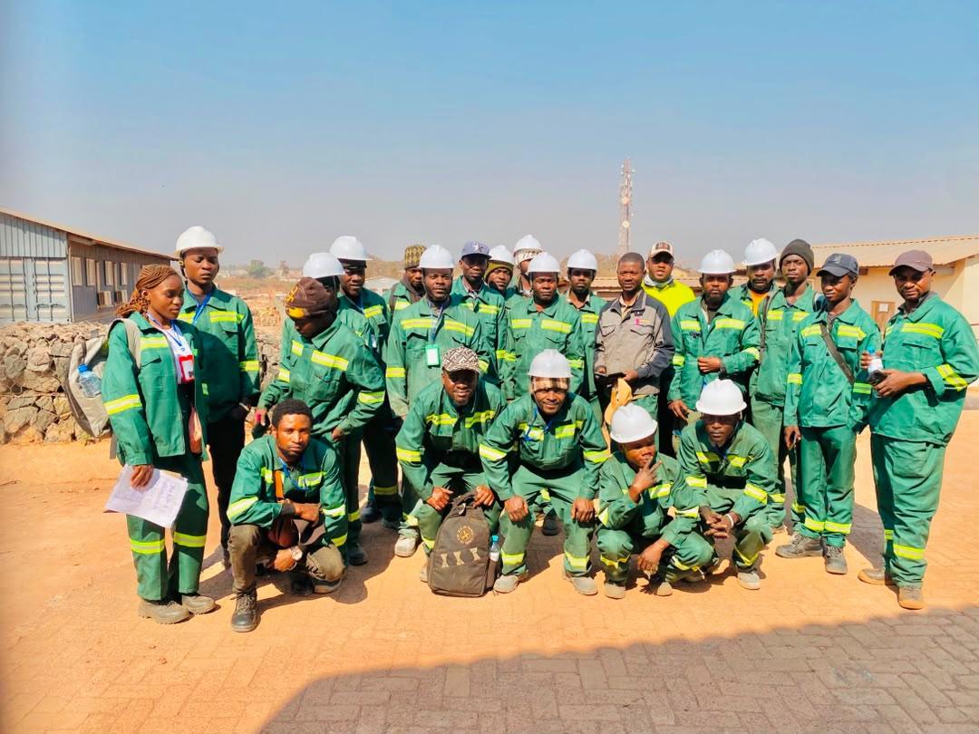L'équipe Tali Engineers en tenue verte haute visibilité et casque blanc, réunie sur un chantier